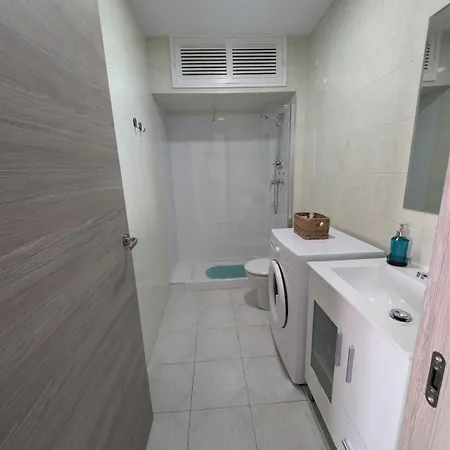 En Torremolinos, Alamos *